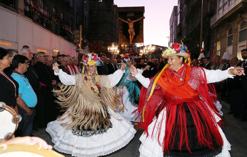 Miles de personas acompañan a la figura del Cristo de la Sal por el centro de la ciudad