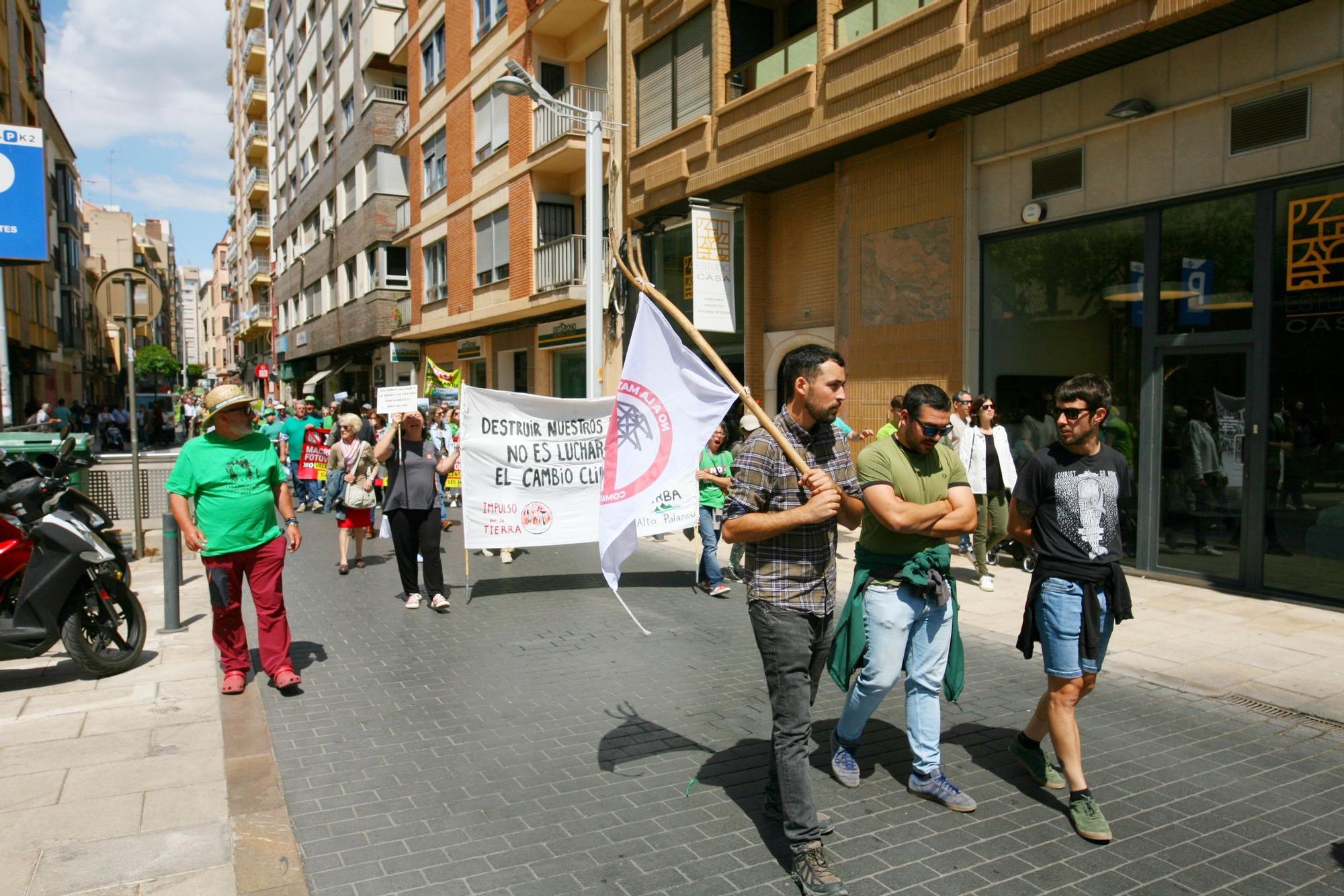 Una marea verde de 52 tractores y 700 personas grita en Castelló no a las macroplantas solares