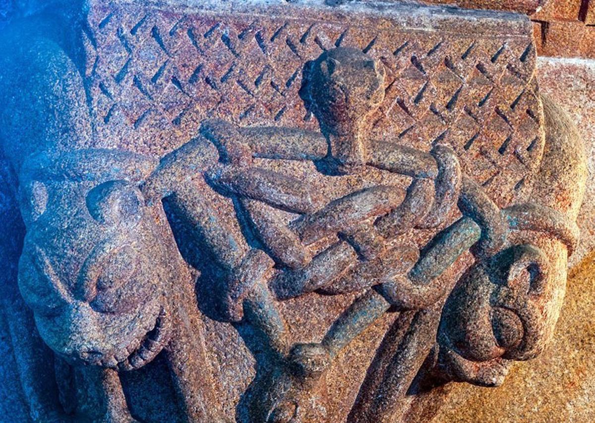 Un dos capiteis da igrexa de São Cristóvão de Rio Mau.