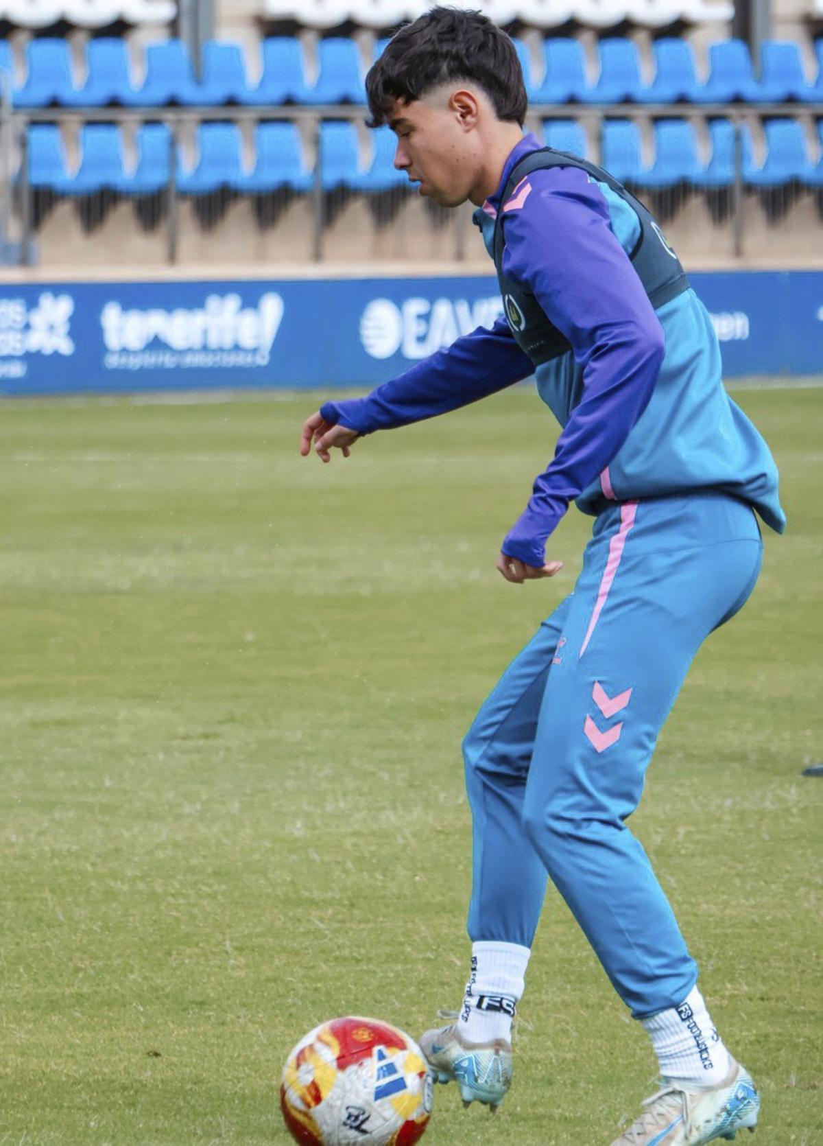 Juan Ybarra, jugador del CD Tenerife B, en la práctica de ayer.