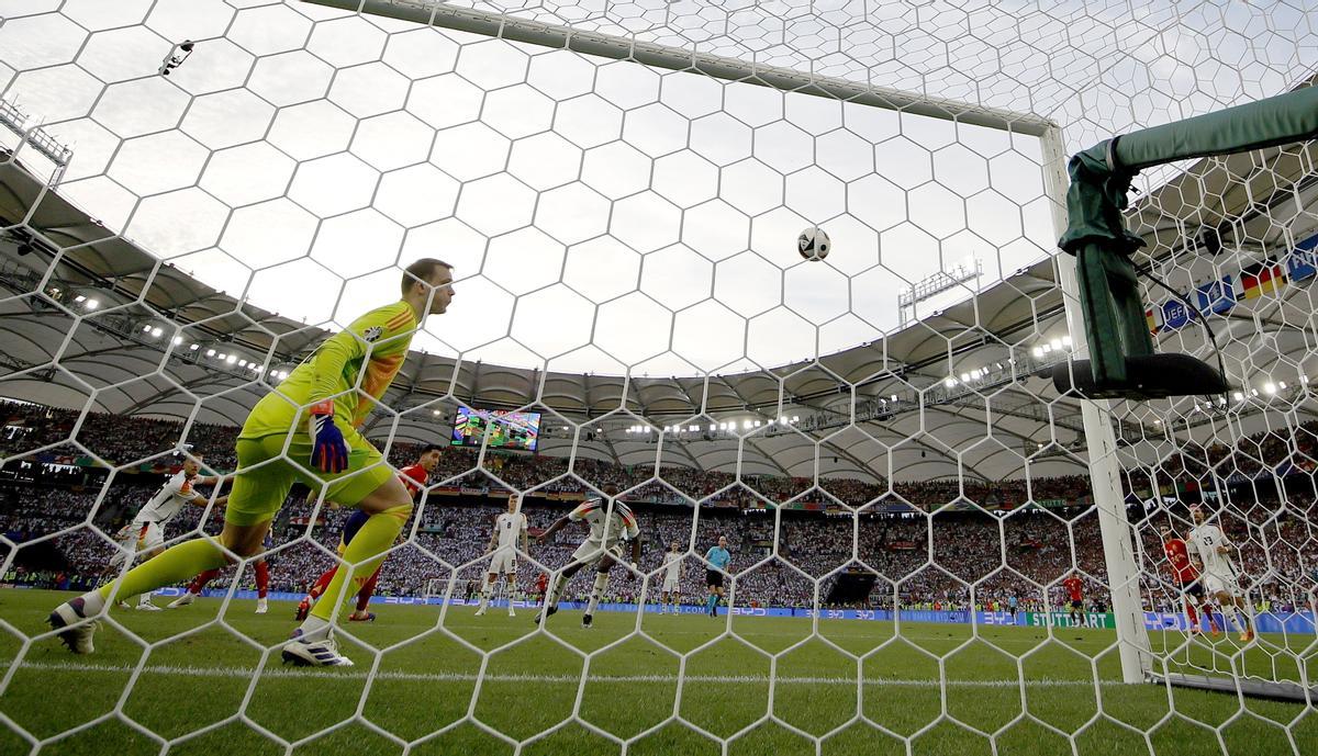 El balón rematado por Mikel Merino entra en la portería de Neuer en la jugad del gol decisivo del partido entre España y Alemania