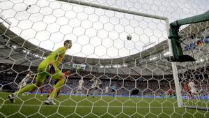 El balón rematado por Mikel Merino entra en la portería de Neuer en la jugad del gol decisivo del partido entre España y Alemania