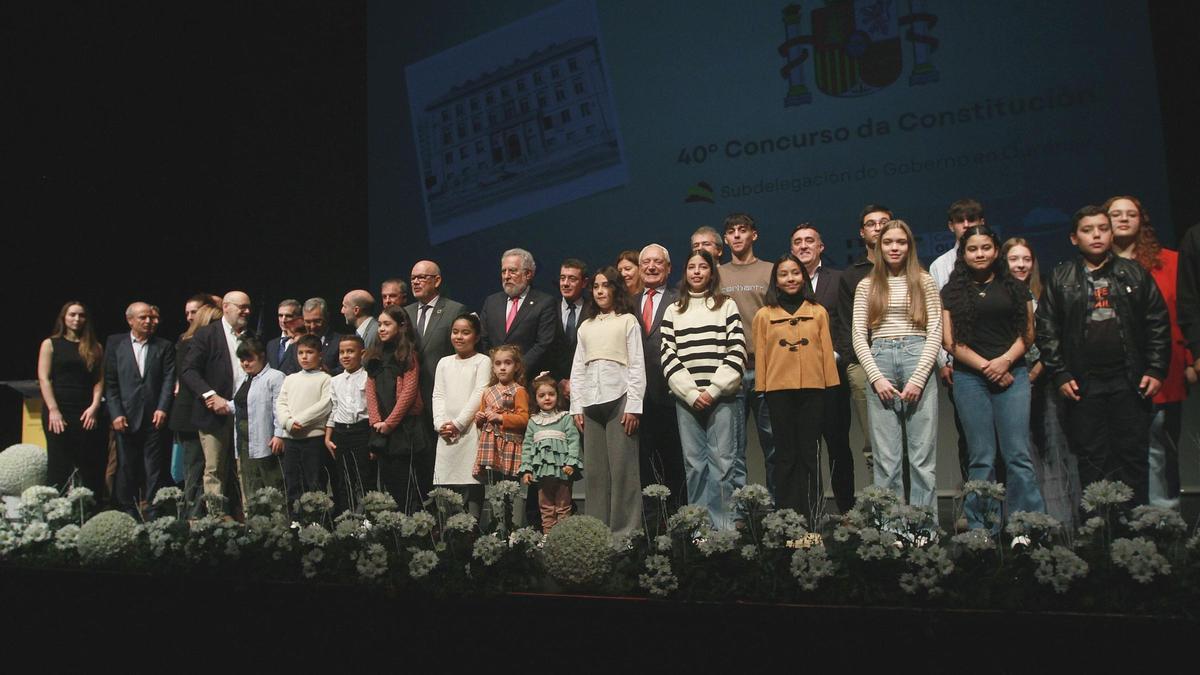 Foto de grupo de los escolares premiados y de los distinguidos por su labor social.