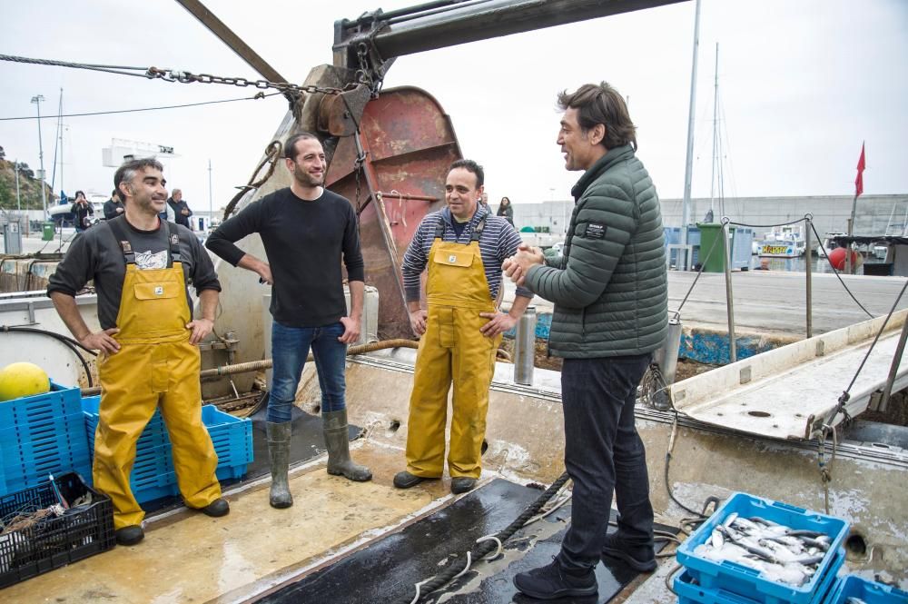 Javier Bardem salpa des del port de Blanes per recollir plàstics del mar