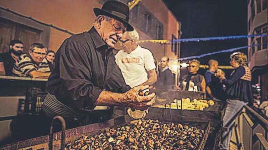Imagen de archivo de la elaboración de castañas asadas durante una noche de finaos en la isla de Gran Canaria.
