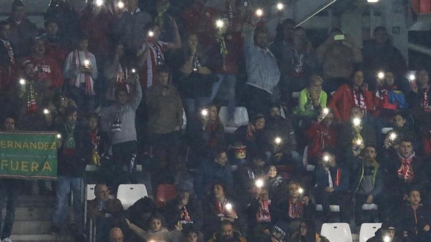 La afición del Sporting dirige las linternas de sus móviles hacia el palco