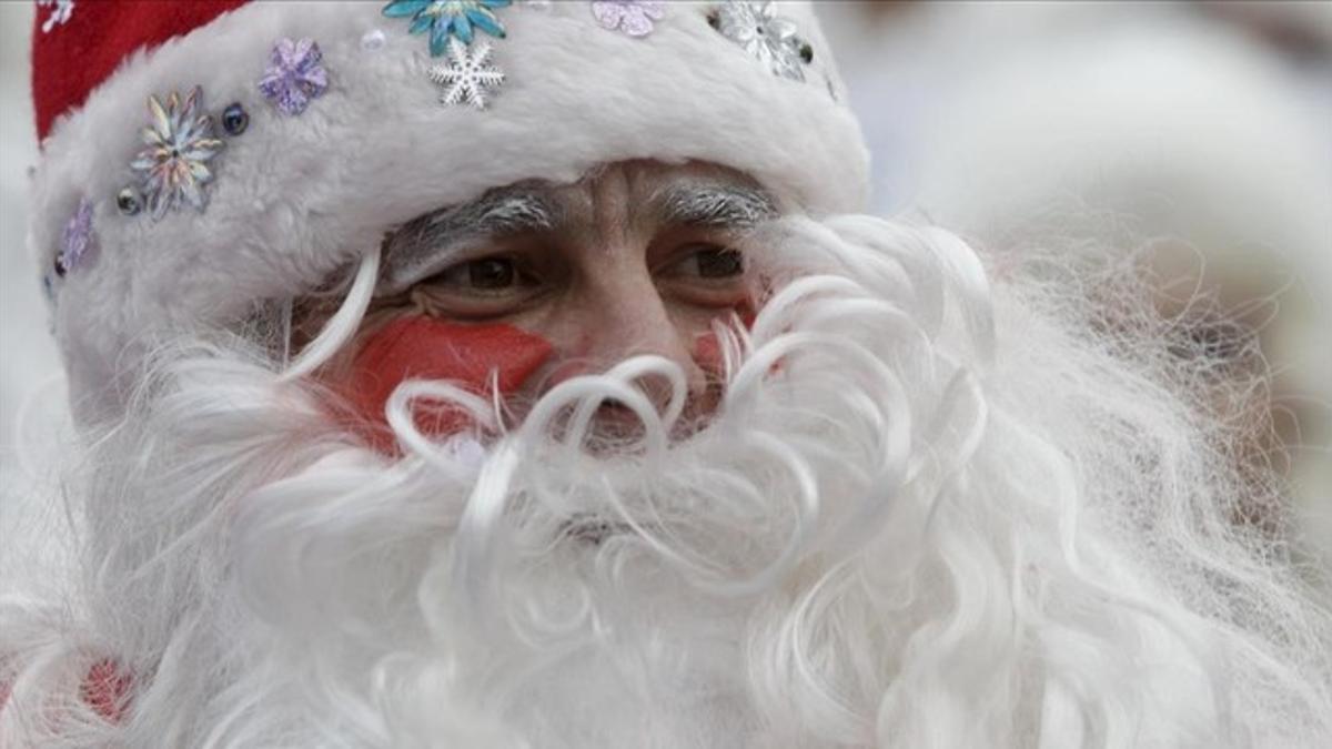 Un hombre vestido de Ded Moroz, el Papa Noel de las exrepúblicas soviéticas, durante una procesión navideña celebrada en Krasnodar (Rusia).