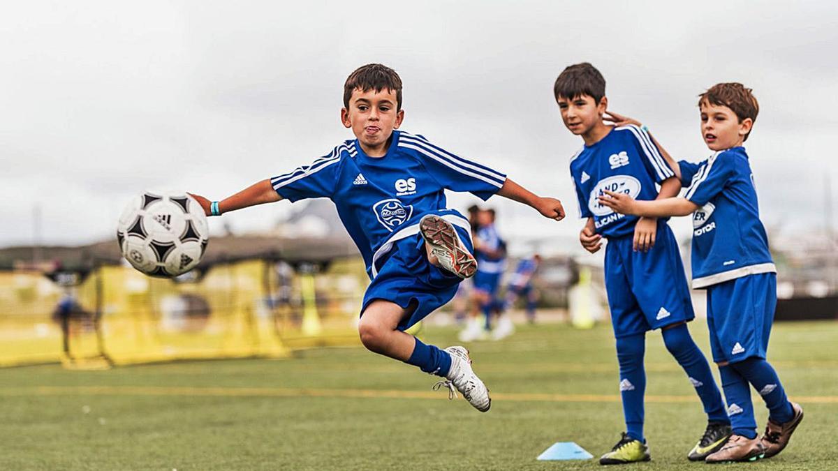 Uno de los participantes de las últimas ediciones del Academy Training Gran Canaria golpea un balón. | | LP/DLP