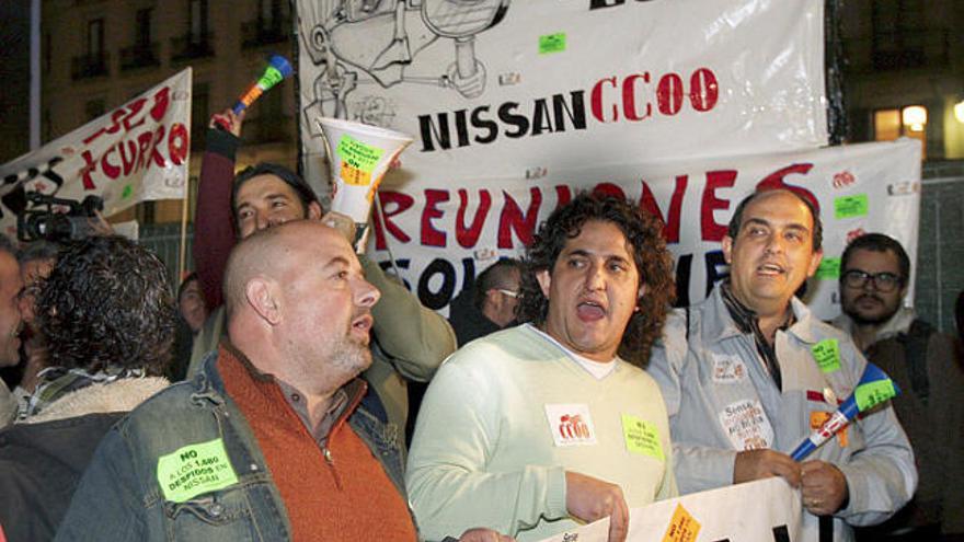 Treballadors de Nissan concentrats davant el Palau de la Generalitat.