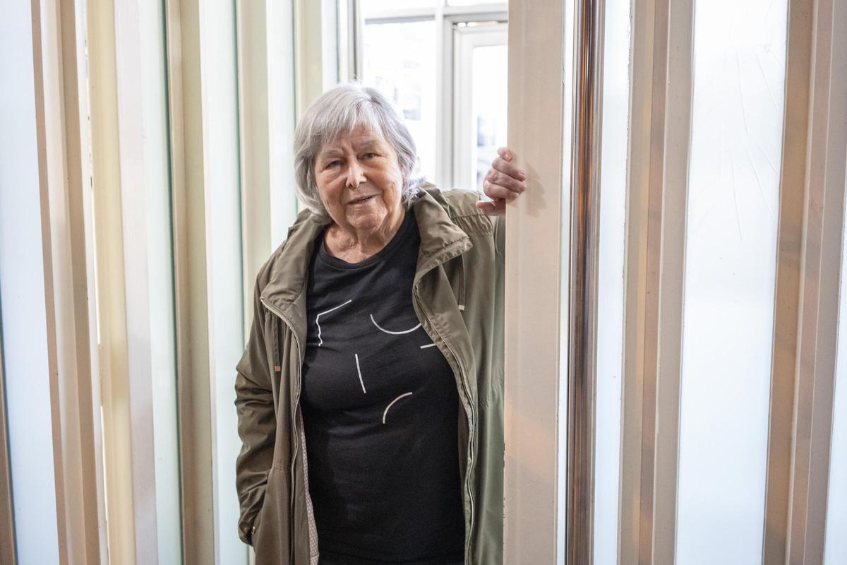 L'arqueòloga Enriqueta Pons, a les portes dels antics jutjats de Figueres, minuts abans de la conferència que va oferir a Atenea.