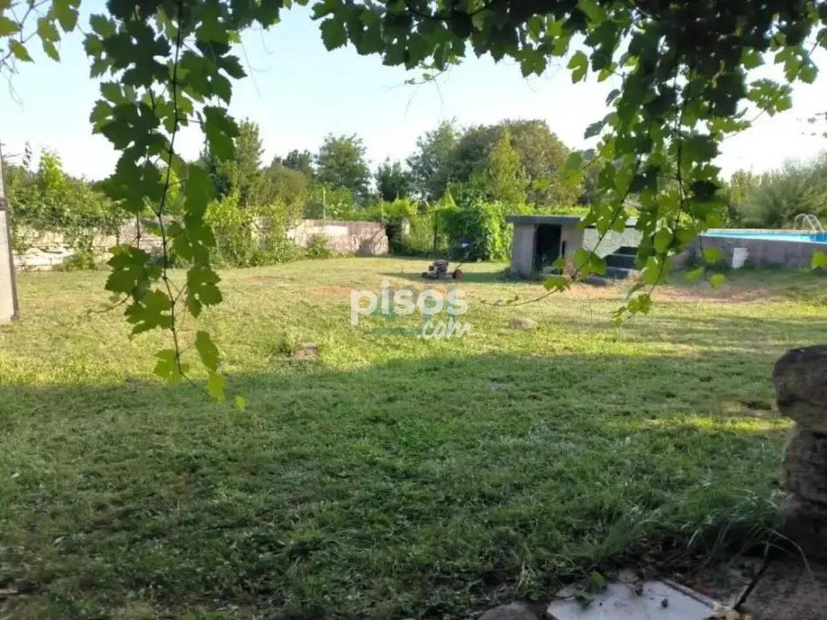 Algunas imágenes del chalet con piscina a la venta en Coles Algunas imágenes del chalet con piscina a la venta en Coles
