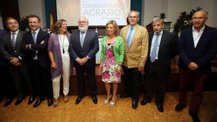 Marcos, tercera por la izquierda, y Arias Cañete, y Rafael Sánchez Olea, de Cobadú, tercero por la derecha.