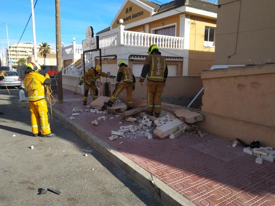 Coche empotrado contra el muro de una vivienda en