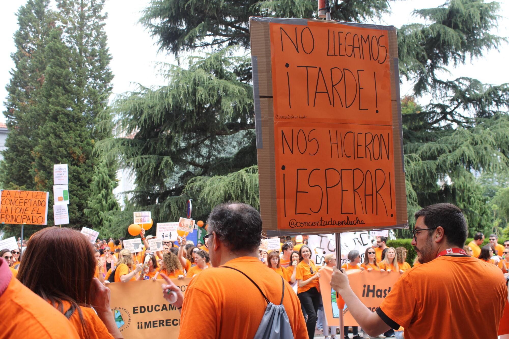 Así fue la multitudinaria marcha naranja de la concertada en Asturias