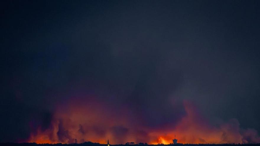 "Animo a los turistas a que consideren otro destino": el fuego no da tregua y vacía el suroeste de Francia con 220.000 evacuados