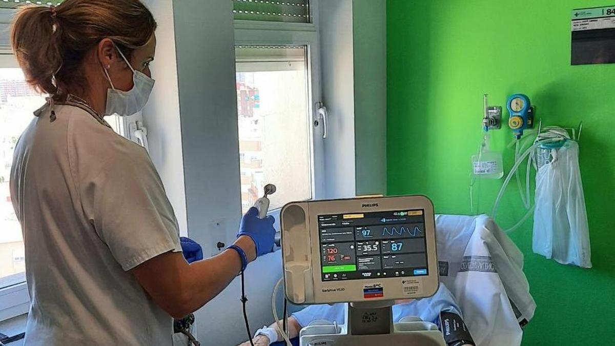 Una profesional sanitaria en una imagen de archivo