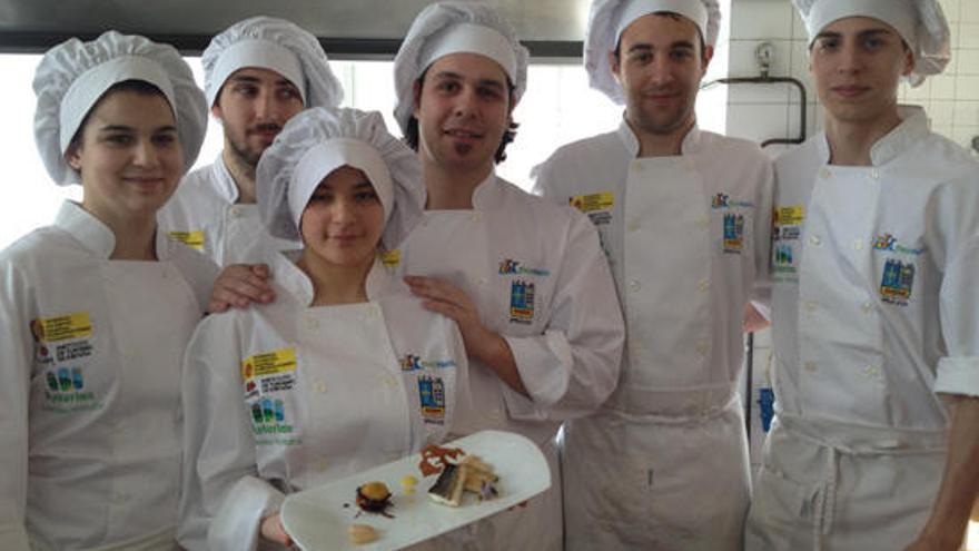 Los estudiantes pravianos posan con uno de sus platos.