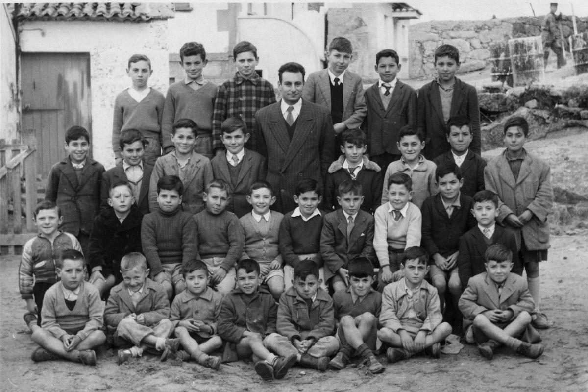 Escola en Vilariño en 1958 co mestre Manuel Escariz.