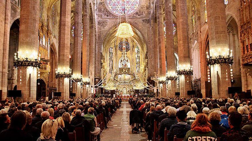 In besonderem Ambiente der Kathedrale von Palma die Weihnachtsstimmung genießen.