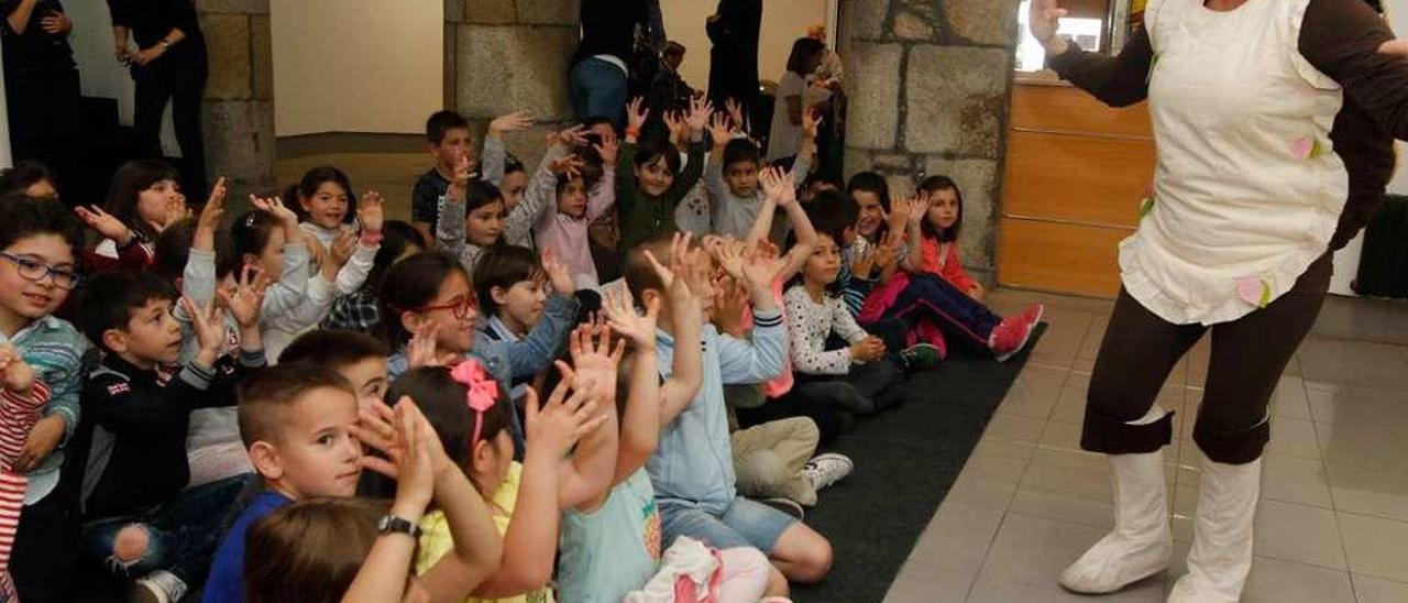 El cuentacuentos en la biblioteca municipal de Vilagarcía.  // Iñaki Abella