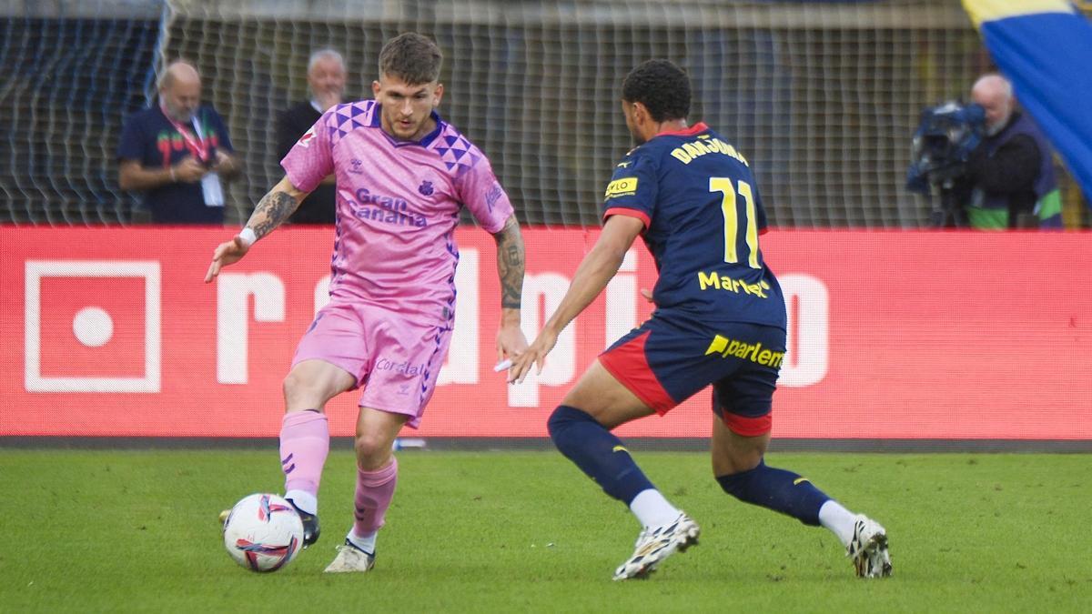 Viti Rozada intenta superar a Danjuma en el Las Palmas-Girona en el Estadio Gran Canaria.