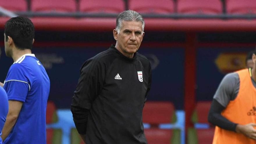 El entrenador Carlos Queiroz dirigiendo un entrenamiento de Irán.