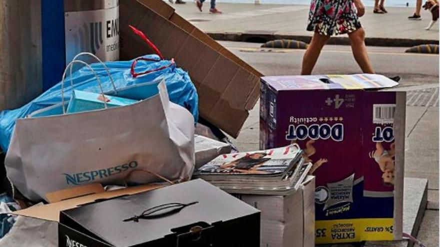 Los contenedores, sobre todo los de papel y los soterrados están siempre desbordados...