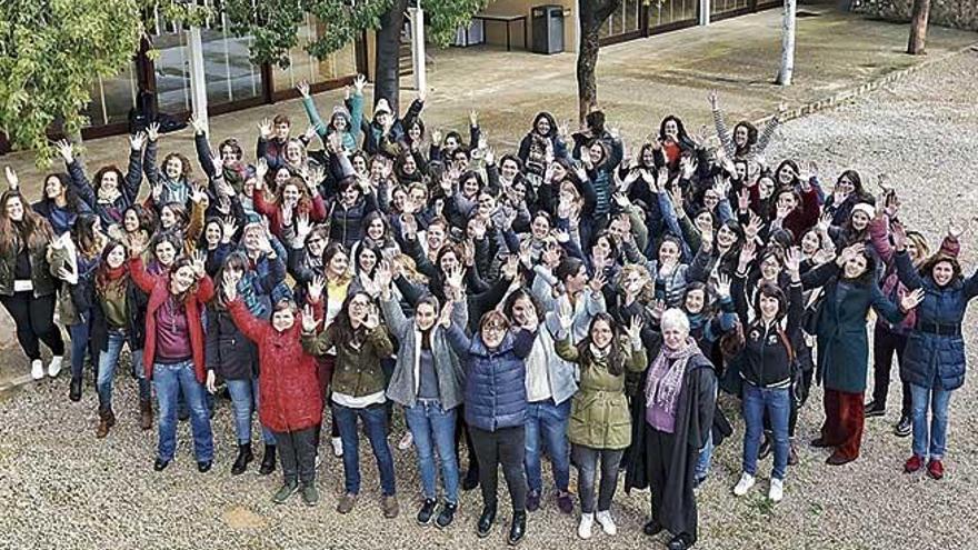 Foto de familia de todas las cientÃ­ficas que ayer se reunieron para conmemorar el DÃ­a de la Mujer y la NiÃ±a en la Ciencia.