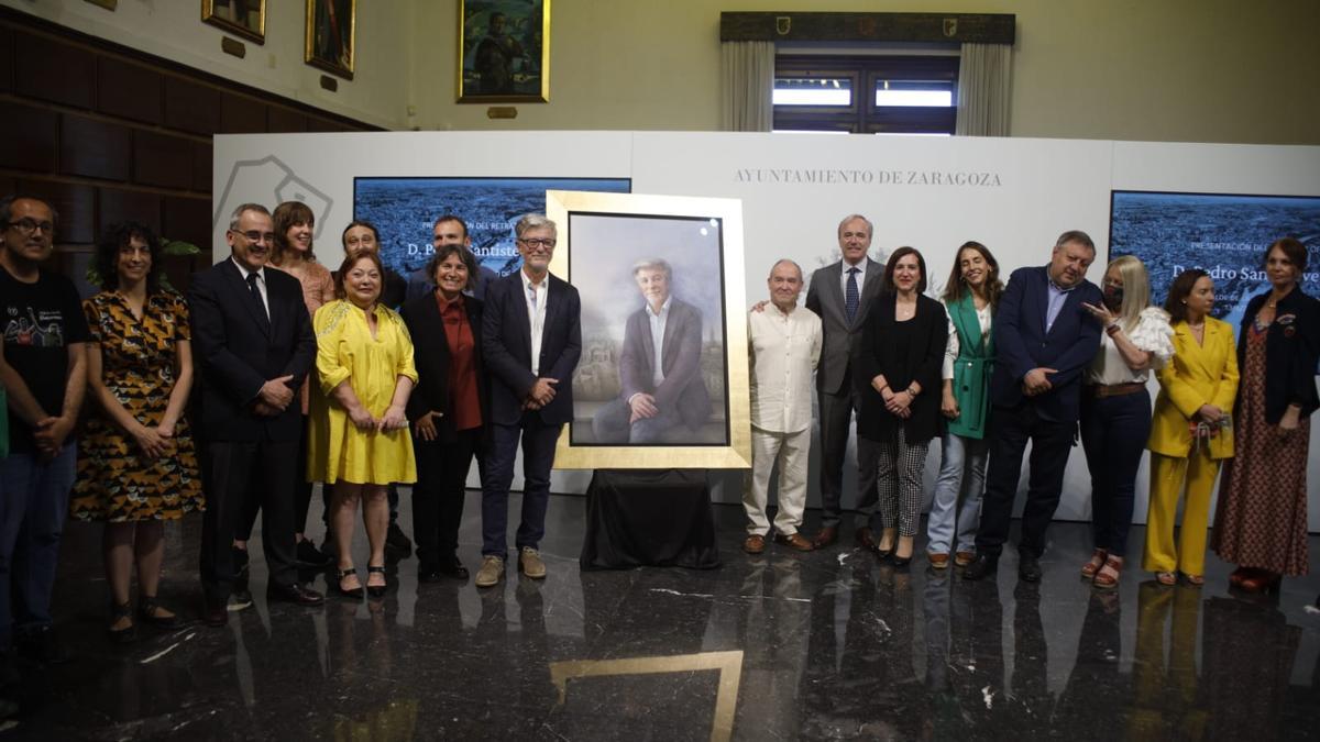Pedro Santisteve, en el centro, junto a su retrato oficial y concejales de la actual corporación y la anterior.