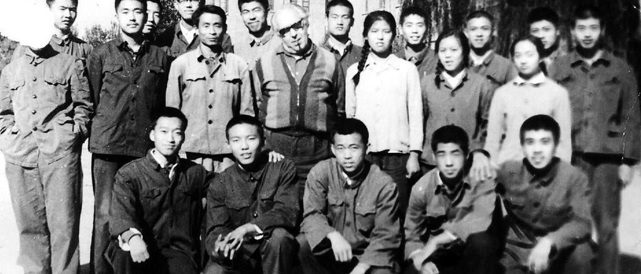 José Castedo Carracedo, en el centro, con algunos de sus alumnos en Pekín, a finales de los 70