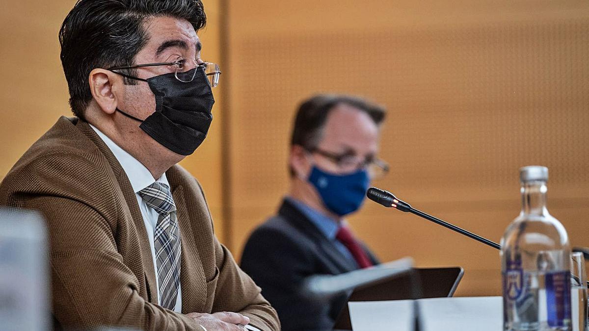 Pedro Martín, en primer plano, durante el último pleno del Cabildo, el pasado viernes. | | ANDRÉS GUTIÉRREZ