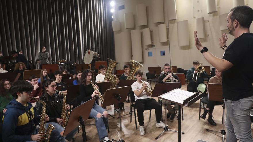 El profesor de Tuba Julián Oliver dirige el ensayo de la representación musical y teatral que interpretarán sus alumnos mañana en la Corrada del Obispo. | Luisma Murias