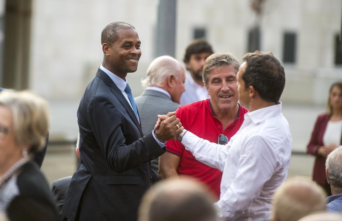 Kluivert saluda a Sergi Barjuan en presencia de Jordi Roura, en el Camp Nou.