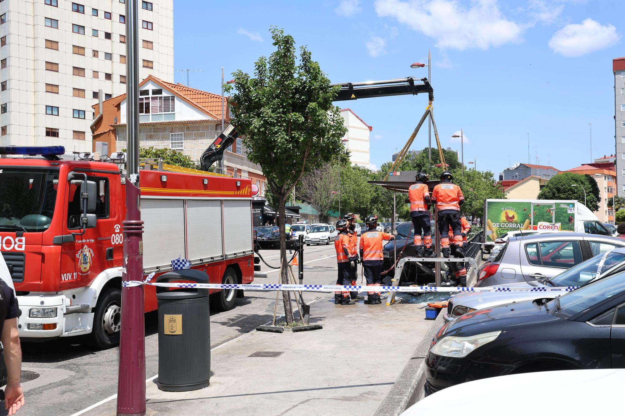 Un coche arrasa una marquesina en Vigo y causa cuatro heridos, uno grave