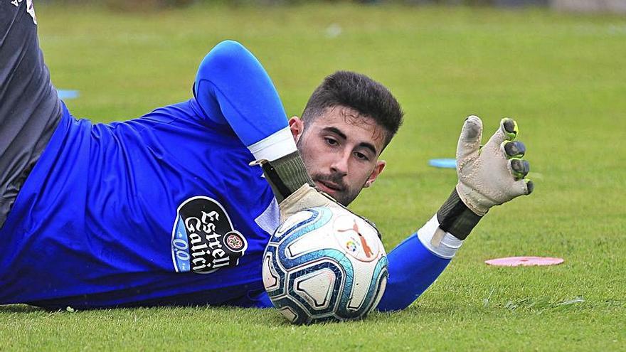 El portero Pablo Brea, durante un entrenamiento en Abegondo. |  // RCD