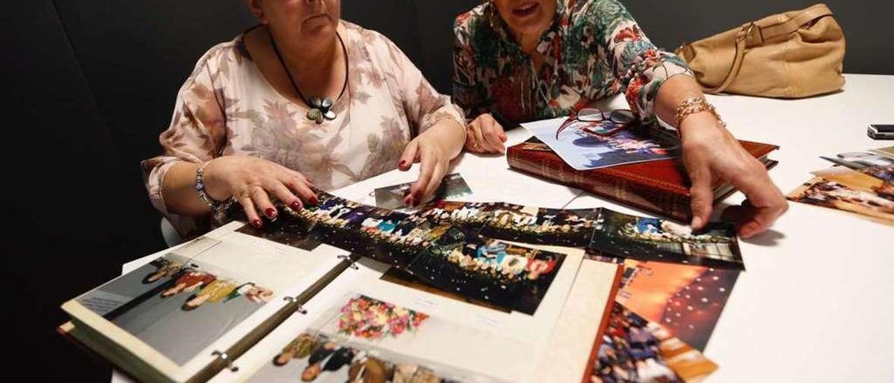 Por la izquierda, Ana María Vélez y María Josefa Quiroga, ojeando fotografías del colectivo.