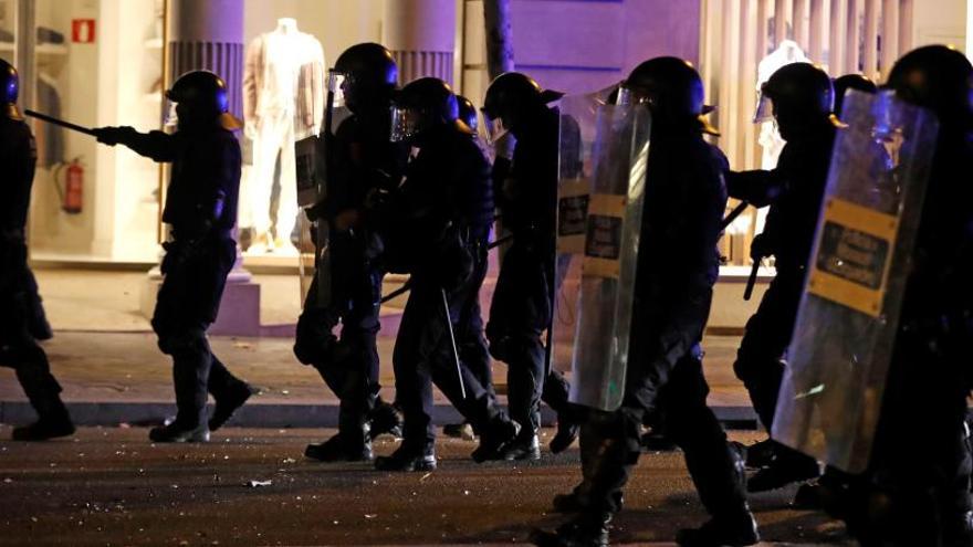 Varios agentes de los Mossos durante los altercados.