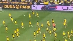 Lukasz Piszczek se enfrentan a cientos de niños en el homenaje del Borussia Dortmund  por su retirada.