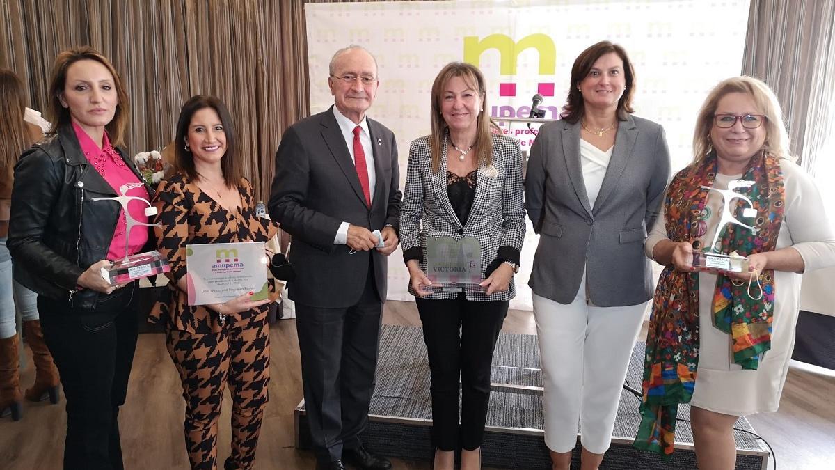 Virginia Calvo, Macarena Regueira, Francisco de la Torre, Mari Paz Hurtado, Rocío García y Lola Sanchís, en los premios Amupema.
