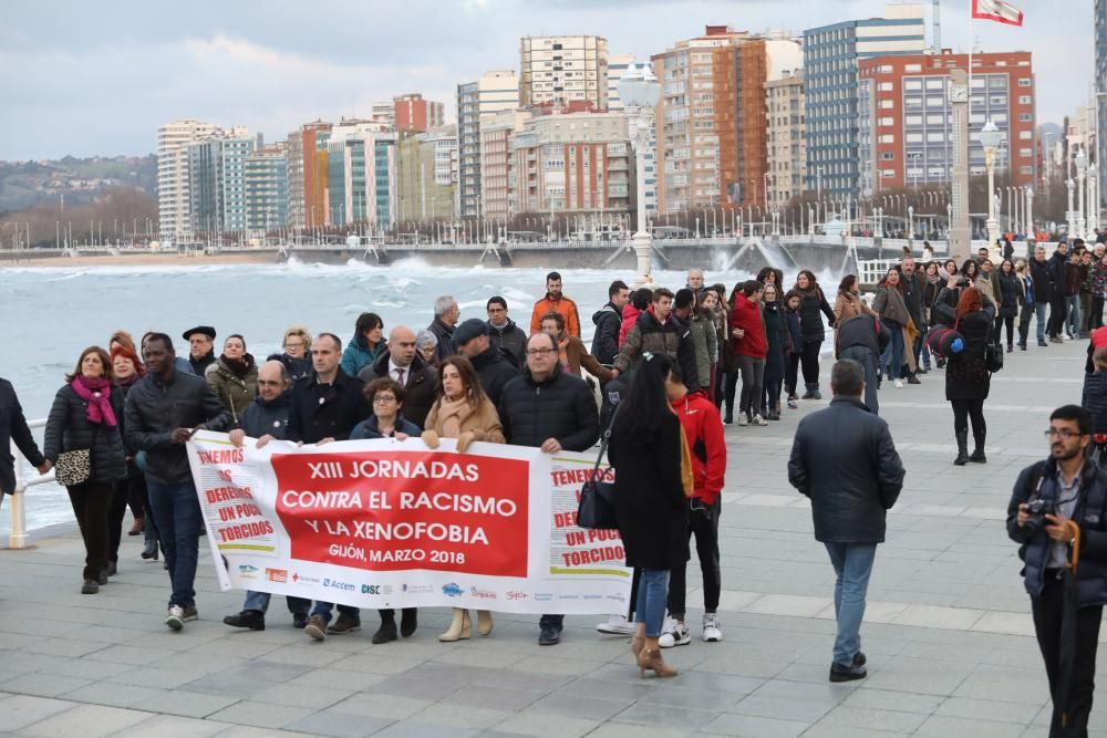 Cadena humana contra el racismo en Gijón.