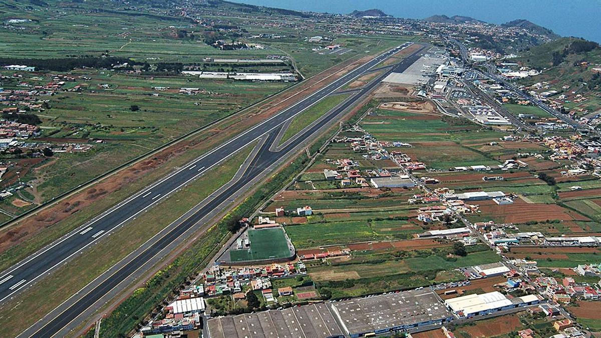 Panorámica aérea de la pista del aeropuerto Ciudad de La Laguna. A la izquierda se construirá la Circunvalación.