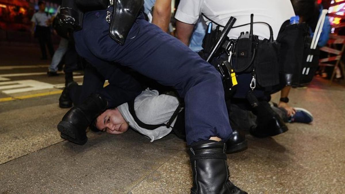 Un manifestante es detenido en Mongkok, el distrito comercial de Hong Kong.