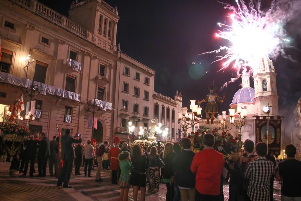 Alcoy muestra su devoción a la Virgen de los Lirios con miles de flores.