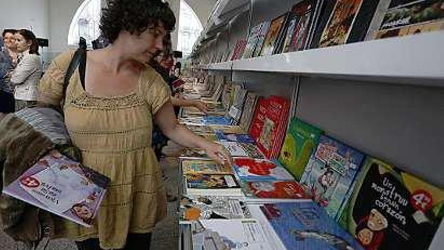 Expositores de la Feria del Llibru y del Discu, que se celebra hasta el domingo en Avilés.