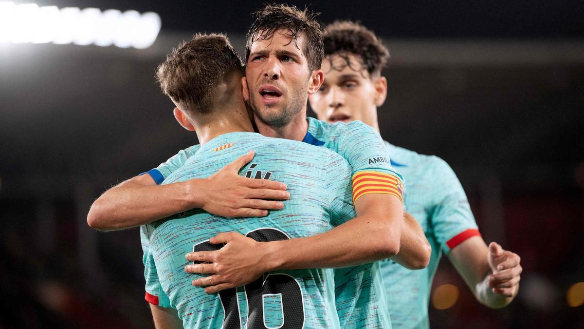 Sergi Roberto, capitán del Barça, abraza a Fermín, autor de dos goles en Almería.