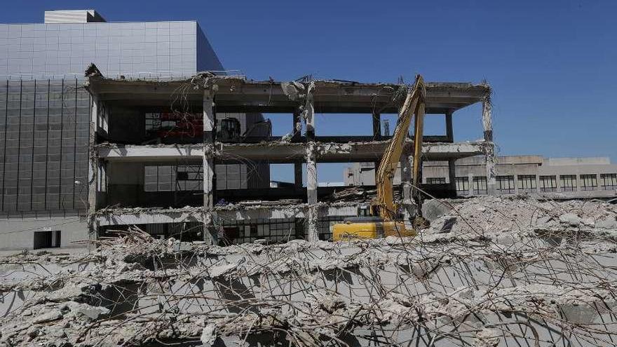 Edificio de Cordelerías Mar tras las labores de derribo, que culminarán en un mes. // R. Grobas