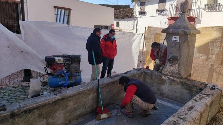 Restauran la fuente de los dos caños de Villafranca