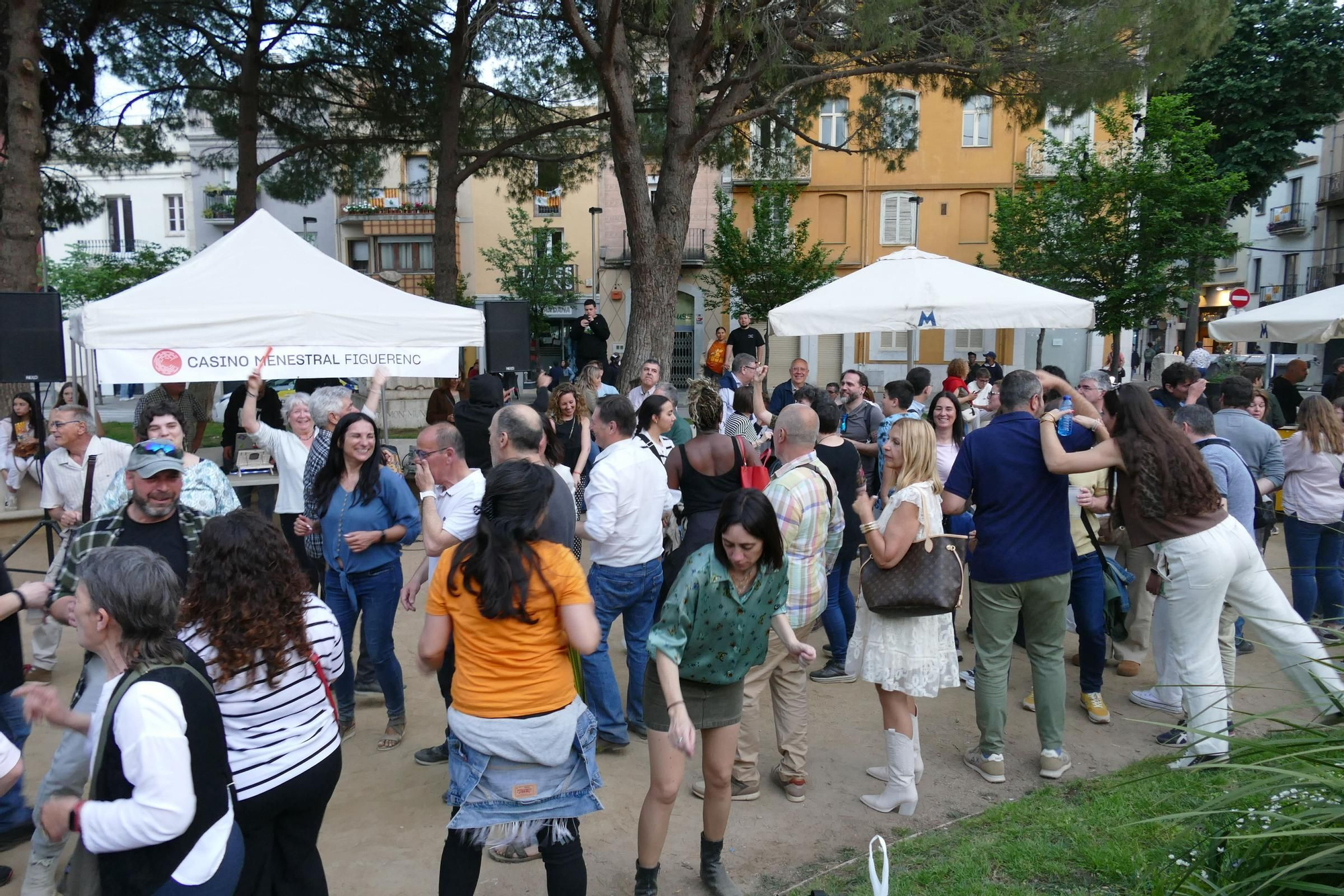 Radio Cassette Night fa moure l'esquelet a desenes de persones per tancar les Fires de l'1 de maig