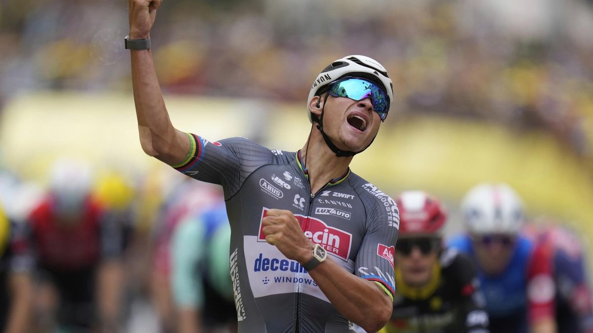 Mathieu van der Poel exhultant, després d'imposar-se a l'esprint i aconseguir per segona vegada el mallot groc