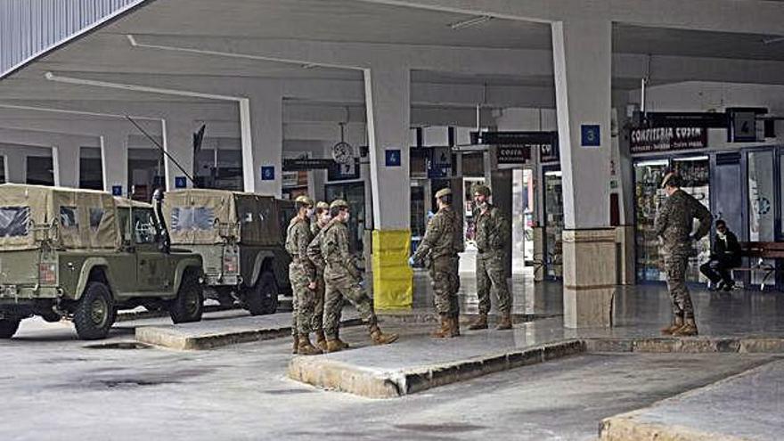 Militares en la Estación de Autobuses de Murcia durante el estado de alarma.